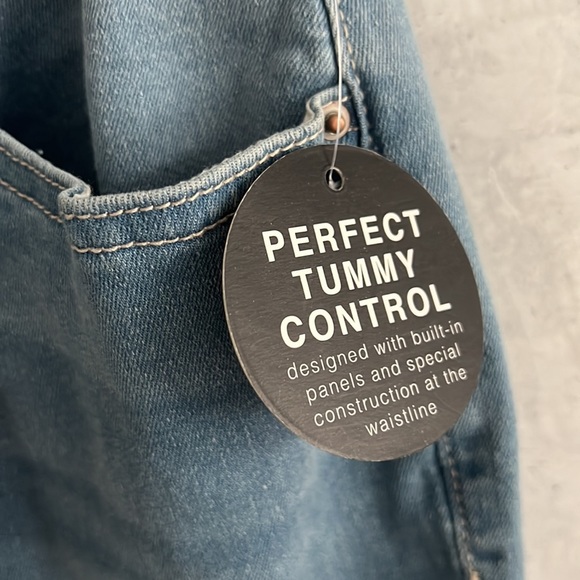 Royalty For Me High Rise Crop Rolled Cuff Distressed Denim Capris Womens Size 14 - Picture 3 of 8